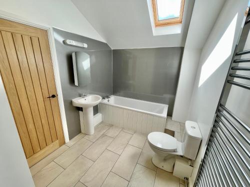 赫尔姆斯利Rye Court Cottage - Stunning cottage in central Helmsley with parking的带马桶、浴缸和水槽的浴室