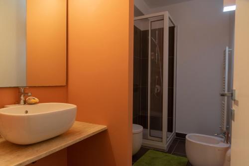 a bathroom with a sink and a toilet at Stardust Guesthouse in Augusta
