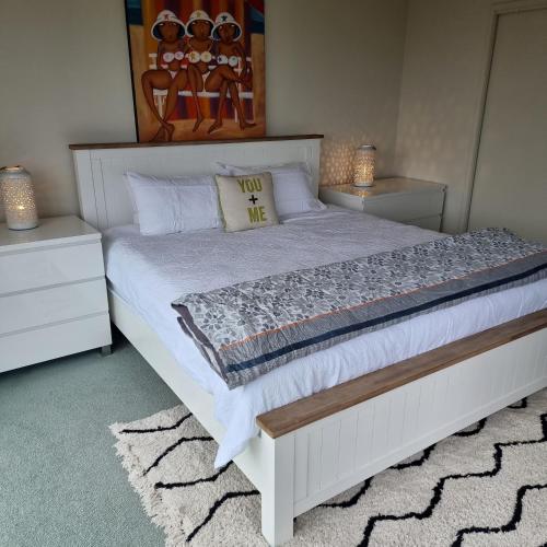 1 dormitorio con 1 cama blanca grande con almohada en Sea Paradise at St Andrews Beach, en Saint Andrews Beach