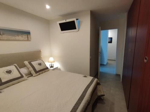 Un pat sau paturi într-o cameră la appartement entre golf, plages ,marina