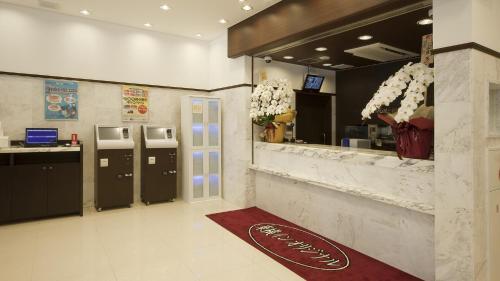 a waiting room with lockers and a red carpet at Toyoko Inn Tokyo Ueno Tawaramachi eki in Tokyo