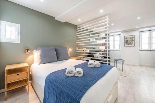 リスボンにあるGuestReady - Madalena Charming Style Studioのベッドルーム1室(靴付きのベッド1台付)