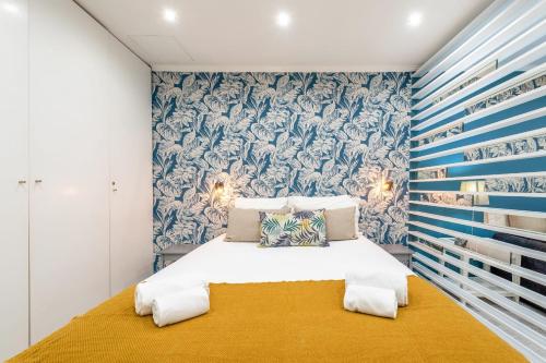 リスボンにあるGuestReady - Madalena Charming Long Studioの小さなベッドルーム(黄色の毛布付きのベッド付)
