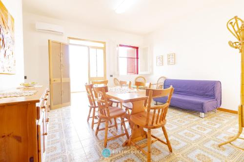 une cuisine et une salle à manger avec une table et des chaises dans l'établissement MACHIAVELLI FLAT - ROCA, à Roca Vecchia