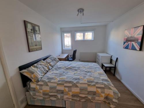 um quarto com uma cama e uma secretária. em 2 Bedroom Apartment in Kentish Town em Londres