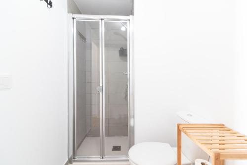 a shower with a glass door in a bathroom at Global Properties, Apartamento con vistas al mar, Canet d'en Berenguer in Canet de Berenguer