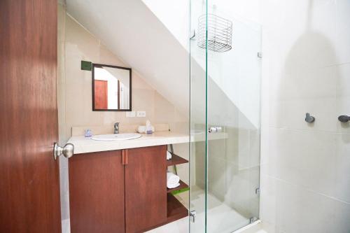 ein Bad mit einem Waschbecken und einer Dusche in der Unterkunft Cave Apartments Mexico 5 in Tulum