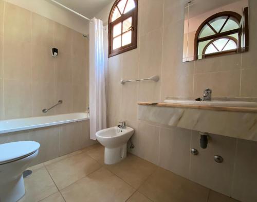 een badkamer met een wastafel, een toilet en een bad bij Laguna Park 2 in Adeje