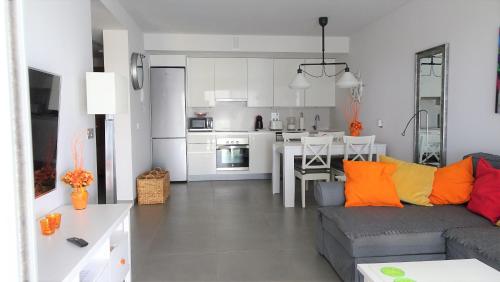 a living room with a couch and a kitchen at Sotavento Las Terrazas II, La Tejita in La Tejita