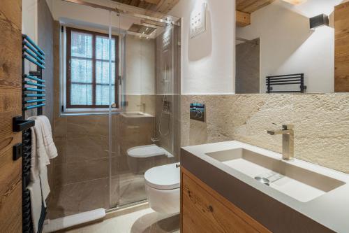 e bagno con lavandino, servizi igienici e doccia. di Chalet Socrepes - Dolomiti Skyline a Cortina dʼAmpezzo