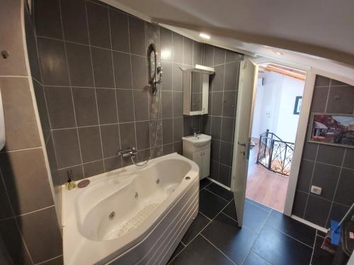 ein Badezimmer mit einer großen Badewanne und einem WC in der Unterkunft Apartment Harisson in Mostar