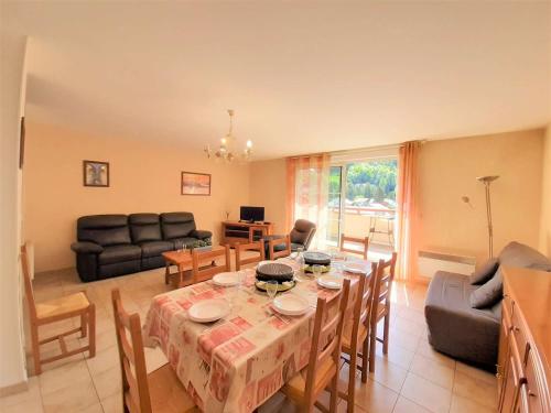 un salon avec une table et un canapé dans l'établissement Appartement T4 de charme, 9 couchages, avec terrasse, parking et WiFi - Saint-Lary-Soulan - FR-1-457-186, à Saint-Lary-Soulan