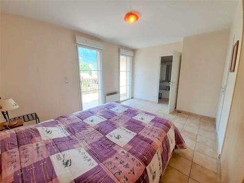 ein Schlafzimmer mit einem Bett und einem großen Fenster in der Unterkunft Appartement Saint-Lary-Soulan, 4 pièces, 9 personnes - FR-1-457-186 in Saint-Lary-Soulan