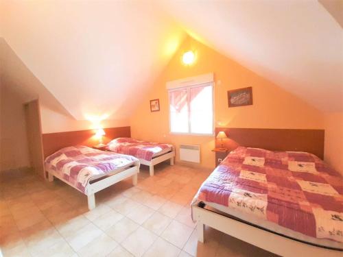 - une chambre mansardée avec 2 lits et une fenêtre dans l'établissement Appartement T3 8 pers, Terrasse, Parking, WiFi, St-Lary-Soulan - FR-1-457-183, à Saint-Lary-Soulan