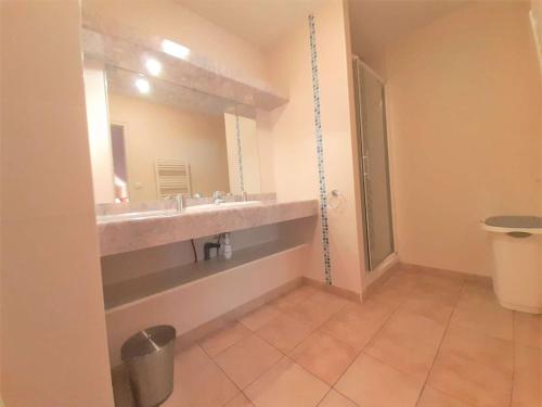Bathroom sa Appartement Saint-Lary-Soulan, 3 pièces, 8 personnes - FR-1-457-183