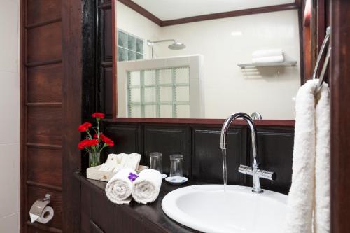 uma casa de banho com um lavatório e um espelho em Chandara Boutique Hotel em Vientiane