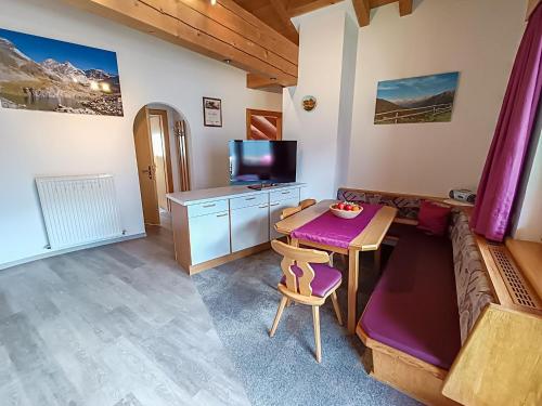 Televízia a/alebo spoločenská miestnosť v ubytovaní Apartment Erna by Interhome