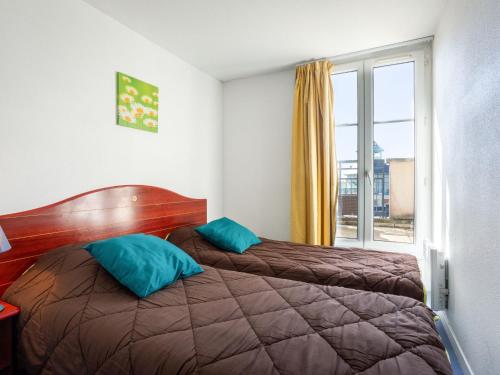une chambre d'hôtel avec deux lits et une fenêtre dans l'établissement Apartment Port Guillaume-6 by Interhome, à Cabourg
