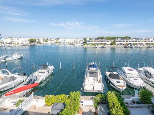 un groupe de bateaux est amarré dans un port de plaisance dans l'établissement Apartment Les Arpèges-4 by Interhome, au Grau-du-Roi