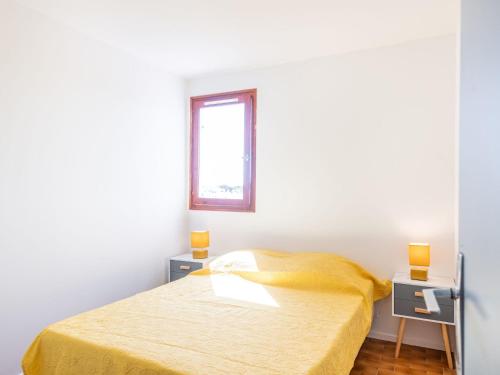 une chambre blanche avec un lit et une fenêtre dans l'établissement Apartment Les Arpèges-4 by Interhome, au Grau-du-Roi