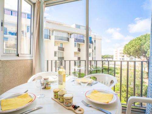 - une table à manger avec vue sur un balcon dans l'établissement Apartment Le Floride-1 by Interhome, au Grau-du-Roi