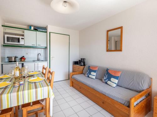 勒格羅－迪魯瓦的住宿－Apartment Les Terrasses du Lac-7 by Interhome，客厅配有沙发和桌子