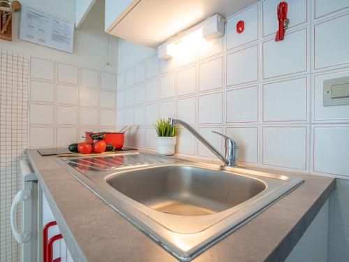 un comptoir de cuisine avec un évier dans une cuisine dans l'établissement Apartment Le Floride-1 by Interhome, au Grau-du-Roi