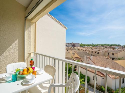 - un balcon avec une table et un bol de fruits dans l'établissement Apartment Les Saladelles-5 by Interhome, au Grau-du-Roi