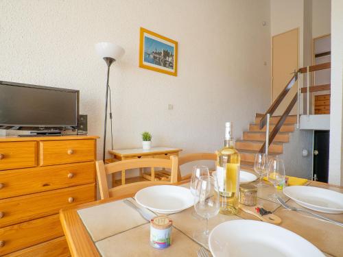 Televízia a/alebo spoločenská miestnosť v ubytovaní Apartment Les Saladelles-5 by Interhome