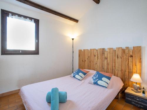 - une chambre avec un lit avec une croix dans l'établissement Apartment Les Saladelles-5 by Interhome, au Grau-du-Roi