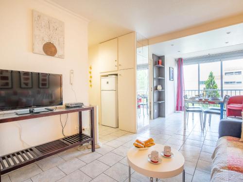 un salon avec un canapé et une télévision dans l'établissement Apartment Terrasses de la Baronnie-3 by Interhome, au Grau-du-Roi