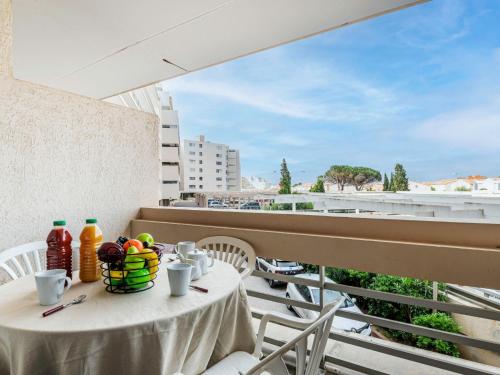 une table avec un bol de fruits sur un balcon dans l'établissement Apartment Copacabana-2 by Interhome, à Canet