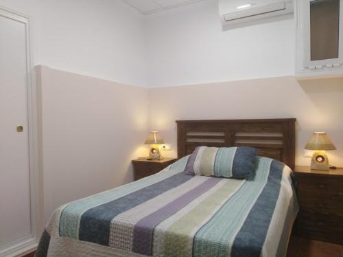 sypialnia z łóżkiem z dwoma szafkami nocnymi i dwiema lampami w obiekcie Casa Galisa w mieście Torrevieja