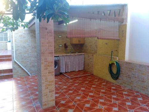Kuchnia z podłogą wyłożoną kafelkami i pralką w obiekcie Casa Galisa w mieście Torrevieja
