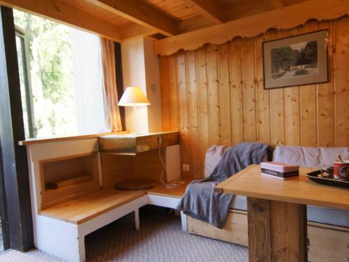 une chambre avec un lit, une table et une fenêtre dans l'établissement Apartment Grand Roc-3 by Interhome, à Chamonix-Mont-Blanc