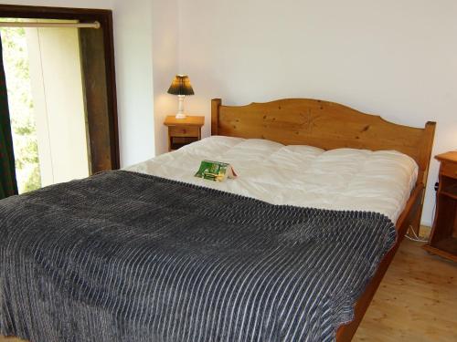 - une chambre avec un lit et un livre dans l'établissement Apartment Grand Roc-3 by Interhome, à Chamonix-Mont-Blanc