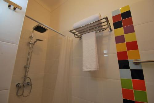 Un baño con ducha con cortina de ducha. en Casa do Cabril, en Pedrógão Pequeno