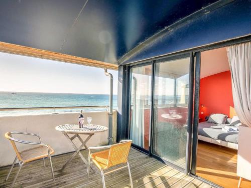 Zimmer mit einem Balkon mit einem Bett, einem Tisch und Stühlen in der Unterkunft Holiday Home La Villa Marine - PLC225 by Interhome in Plouescat