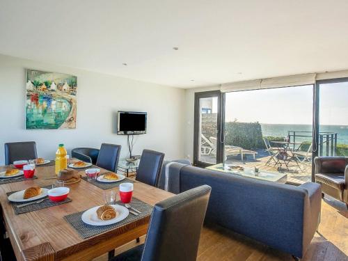 une salle à manger avec une table et une vue sur l'océan dans l'établissement Holiday Home La Villa Marine by Interhome, à Plouescat