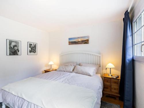 Plounévez-LochristにあるHoliday Home Ker Maeziou - PLR207 by Interhomeのベッドルーム(白いベッド1台、窓付)