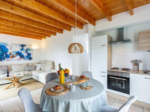 eine Küche und ein Wohnzimmer mit einem Tisch und Stühlen in der Unterkunft Holiday Home Ker Maeziou - PLR207 by Interhome in Plounévez-Lochrist