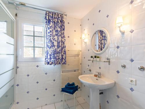 une salle de bain blanche avec un lavabo et une douche dans l'établissement Holiday Home Ker Maeziou by Interhome, à Plounévez-Lochrist