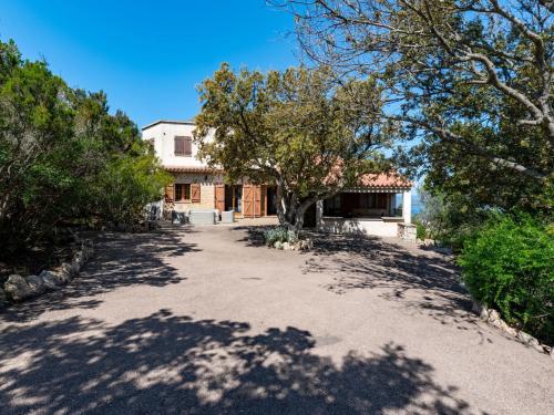 une allée vide devant une maison dans l'établissement Holiday Home St- Joseph by Interhome, à Propriano