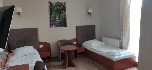 Un pat sau paturi într-o cameră la Hotel Przylesie