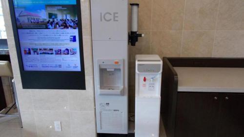 a sign on a wall with an ice machine at Toyoko Inn Tokyo Asakusa Kuramae No.2 in Tokyo