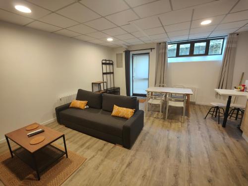 un salon avec un canapé et une table dans l'établissement Studio des quais, à Saint-Aignan