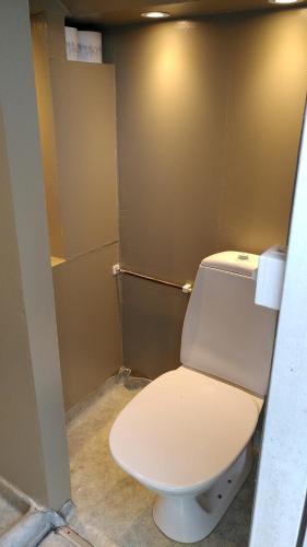 a bathroom with a white toilet in a room at Lilla mysstuga i havsnära in Varberg