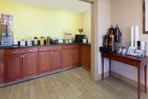 Kaffe- og tefaciliteter på Super 8 by Wyndham Clarksville Northeast