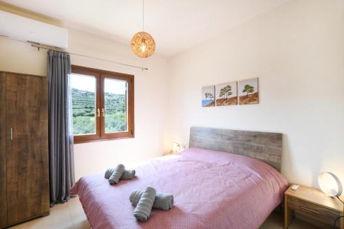 Postel nebo postele na pokoji v ubytování Archanes Nature Retreat Residence