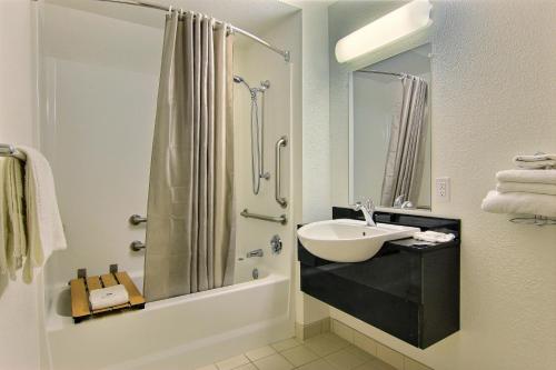 bagno con lavandino e doccia di Motel 6-Kingsville, TX a Kingsville